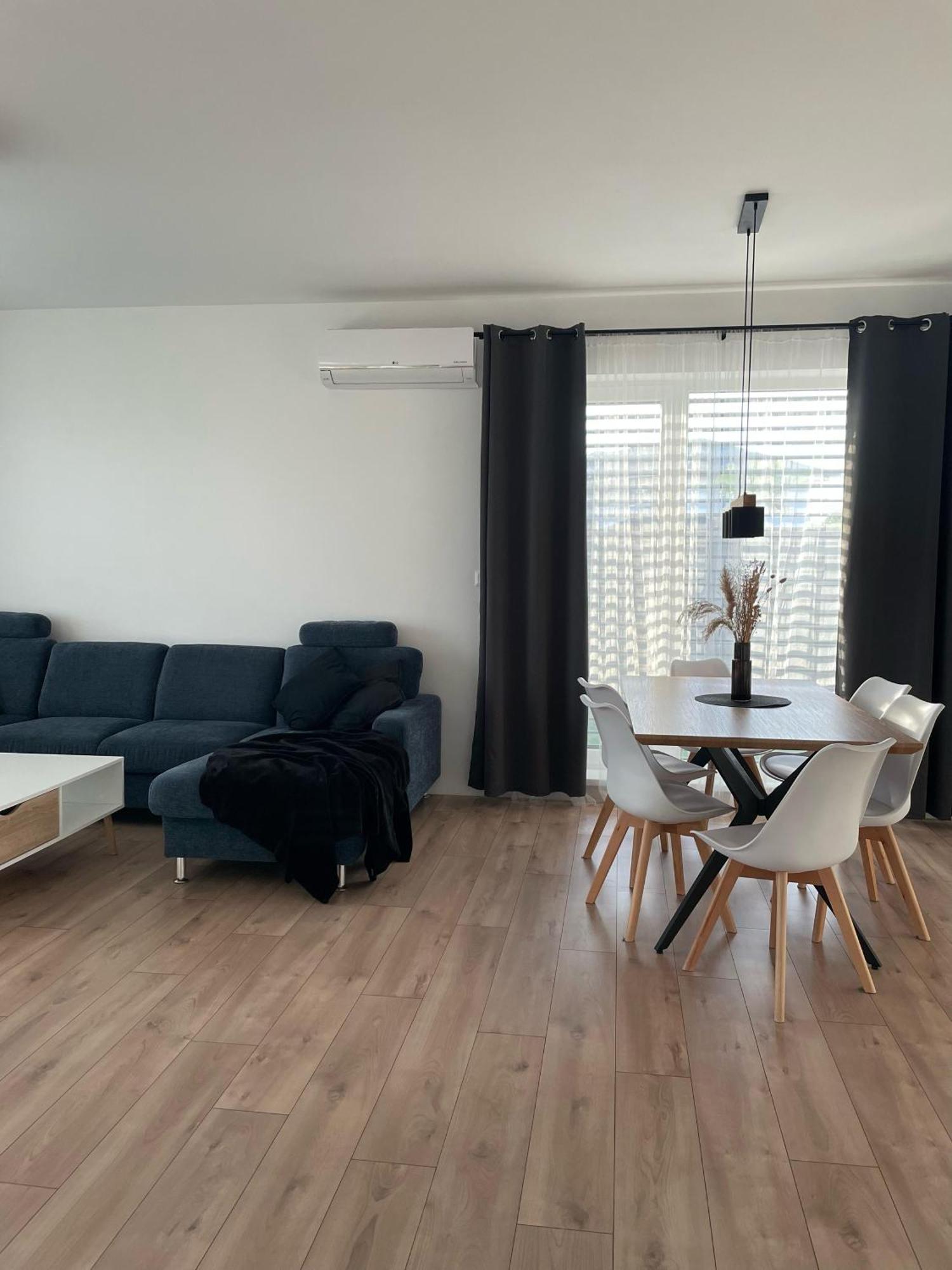 Klimatizovany Apartmanovy Dom, S Virivkou, 1B セネツ エクステリア 写真